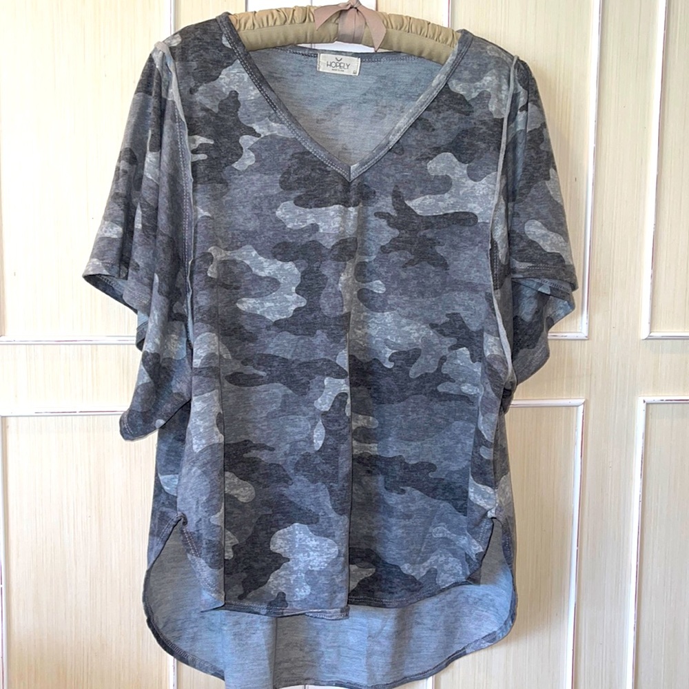 Hopely v-neck, high-low, camo print top size L